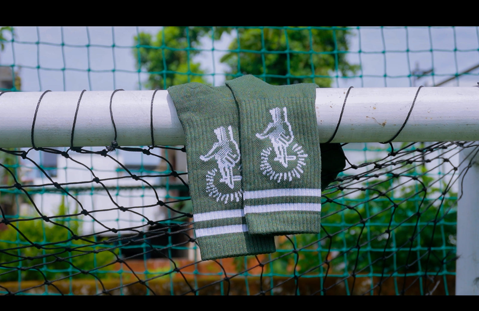 Halo Hand Motif Crew Socks — Forest Green